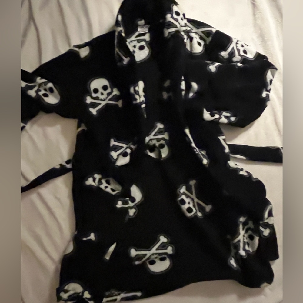 Skull fuzzy robe